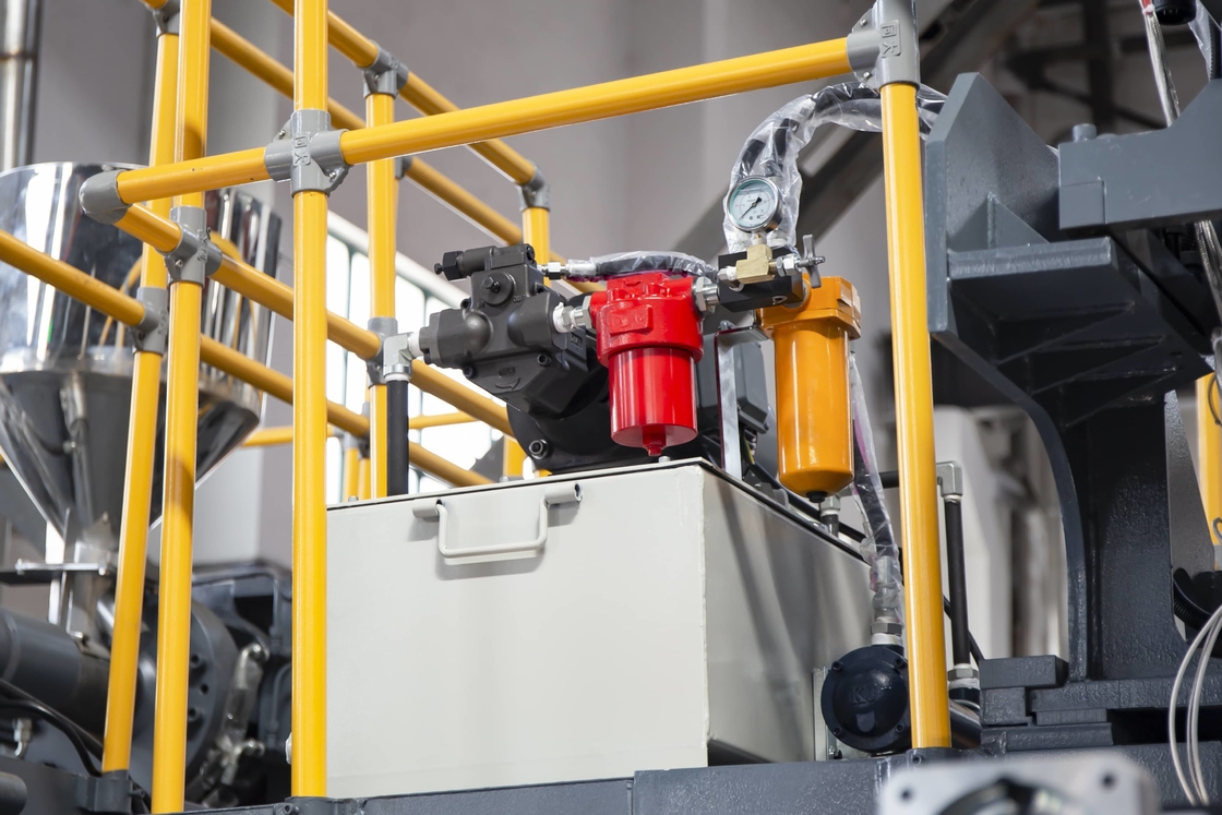 Extrusion Jerry Can Blow Molding Machine 40L Plastic Cooler Box Accumulator Type